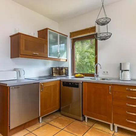 2712 - Sunny And Cute Flat In